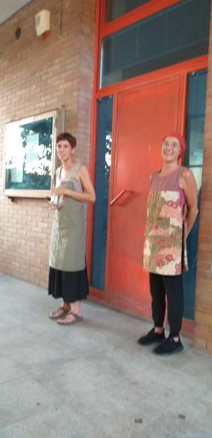 Queste foto si riferiscono a una cena vegana di due giorni fa...tutto perfetto: i tavoli all'aperto con un po'  di ventolino, l'atmosfera conviviale, allegra e rilassata, le pietan at MondoMangione in Siena