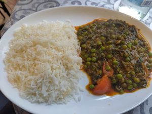 Curry with peas, tomatoes and spinach at Grüne Oase in Trier
