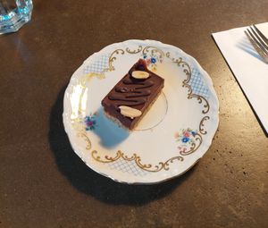 Vegan snickers cake at Himlen är blå som en apelsin in Uppsala