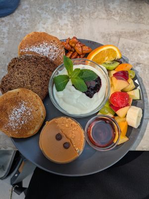 North American breakfast version at Himlen är blå som en apelsin in Uppsala