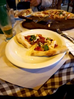 Pizza com palmito, manjericão e tomate seco at La Dolce Vita in Armacao Dos Buzios