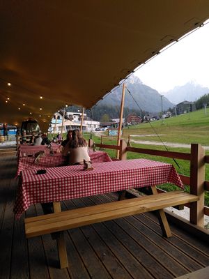 Sitting area outdoor with view of the mountains at Restaurant Oštarija in Kranjska Gora