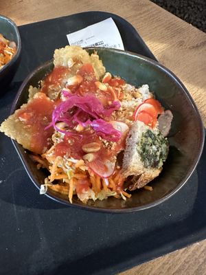 Vegane „Ravioli“ mit Reis, Salat und Nüssen- sehr lecker   at Les Maraîchers - Pam in Brest