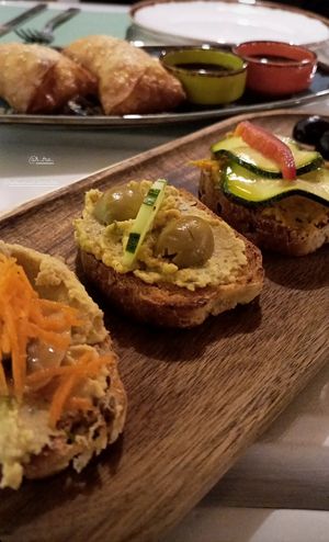 Involtini primavera e bruschette 🤤 at Terrabite in Simuni