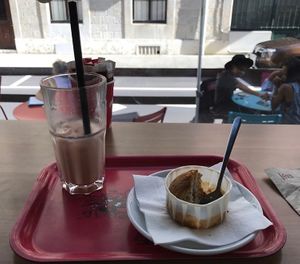 Iced chaï latte with vegan lemon muffin at Boreal Coffee Shop - Stand in Geneva