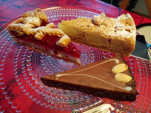 Linzertorte, Apfel-Crumble und Brownie - alle drei vegan :) at Werner Gehlhaar Konditorei in Wiesbaden