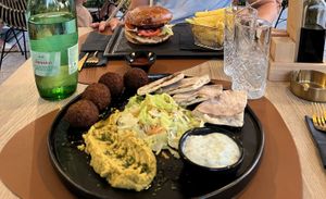 Veganer Burger und Falafelplatte  at VALA in Fazana