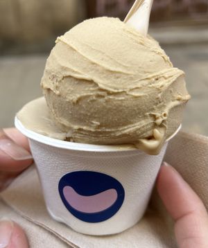 Mediano (2 flavours: coffee and peanut)  at CAJÚ Gelato in Barcelona