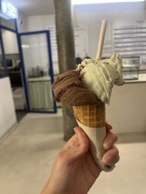 Straciatela y Gianduia  at CAJÚ Gelato in Barcelona