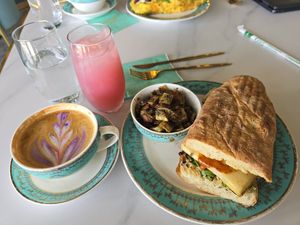Blackened tofu sandwich with side of potatoes and lemonade at Unicorniverse Bakery & Cafe in Round Rock