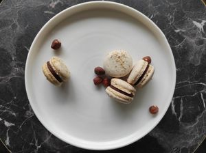Verschiedenste Macarons, gefüllt mit nachhaltigen, fairen Schokoladenganache at HerzWerk Patisserie in Sonthofen