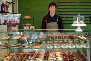 Die Inhaberin und Meisterkonditorin präsentiert ihren wunderschönen, auf hohem Handwerksniveau Macarons, Törtchen für jeden Gaumen und Geschmack. Auch Mehlfrei und Vegan. at HerzWerk Patisserie in Sonthofen