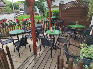 Gemütliche, wunderschöne Terasse lädt zu einer kleinen Auszeit und zum verweilen ein. at HerzWerk Patisserie in Sonthofen