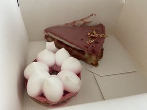 Rhabarber-Tarte und Himbeere-Zitronengras-Tartelettes   at HerzWerk Patisserie in Sonthofen