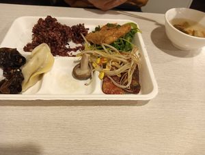 Buffet chosen veggies with brown rice at Xiǎodòu Miáo Sùshí Zìzhùcān - 小豆苗素食自助餐 in Taipei
