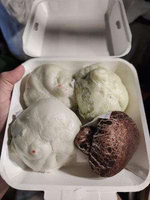 The 3 plant-based meat buns and the mushroom bun at Little Bao - Maya in Chiang Mai