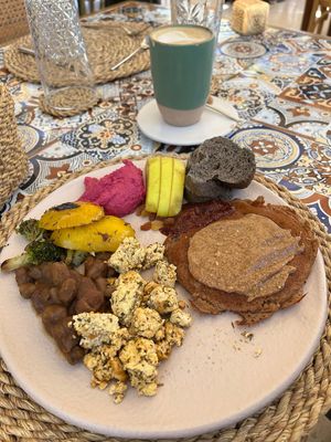 Latte with oat milk and vegetables with „foul“ (an Egyptian brown bean dish) #Veganuary at Nicole's Greenhouse in Hurghada