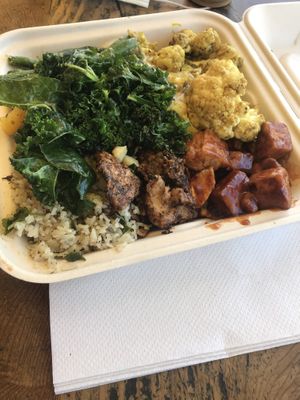 Jerk chickin and other goodies at Tastebuds in Willits