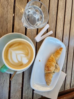 Oatmylk cappuccino and vg chocolate croissant at Ecocafe in Budapest