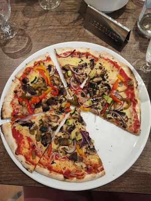 Pizza with vegan cheese at Pizza Pasta Fantasia in Almancil