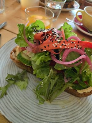 Sauerteigbrot mit Hummus at Café alma in Leipzig