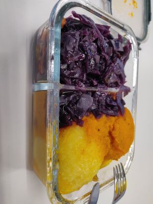 Klöße mit Möhrengulasch und Rotkraut (kostet extra) at Kloßinsel in Jena