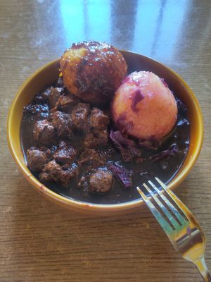 Klöße mit Sojagulasch to-go und entpackt at Kloßinsel in Jena