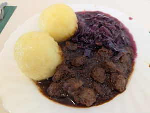 Klöße mit Sojagulasch und Rotkraut at Kloßinsel in Jena