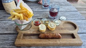 Vegane Bratwurst mit Pommes und Dips (draußen) at Carl Steakmann in Juist
