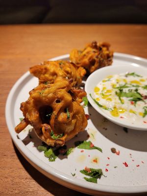 Bahjis d'oignons, sauce fenouil at Cocotte in Fribourg