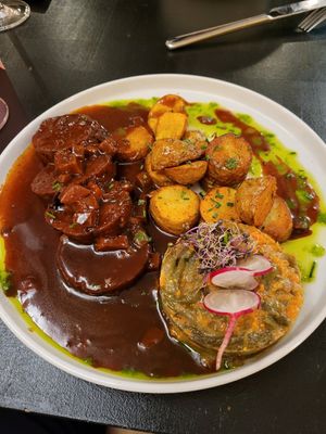 Médaillons de seitan, pommes de terres et légumes at Cocotte in Fribourg