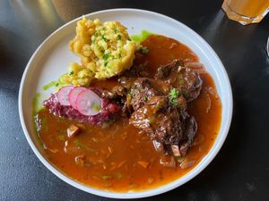 Civet de soja
Sauce au vin chaud et spätzli, chutnex pomme et chou rouge, marrons
CHF 28.-
Menu dès le 16.12.2023 at Cocotte in Fribourg