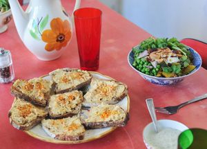 Tartine de hoummous et energy bowl aux légumes rôtis at Café Studio in Paris