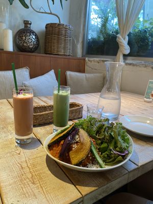 Vegetable curry and Matcha latte / coconut berry smoothie at AIN SOPH.Journey in Tokyo