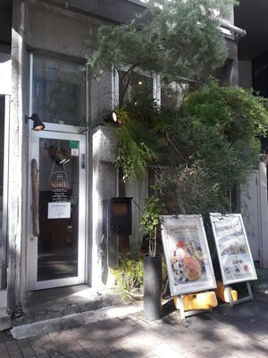 Entry is very close to the subway and Shinjuku Gyoen National Gardens at AIN SOPH.Journey in Tokyo