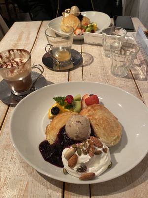 Heavenly pancakes, mocha latte, and hot apple cider at AIN SOPH.Journey in Tokyo