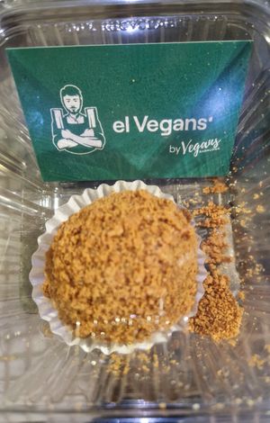 Bola de lotus per a emportar: boníssima i envàs molt resistent (foto feta després que em caigués el paquet a terra, ja es veu que amb el producte intacte). at El Vegan's in Sabadell