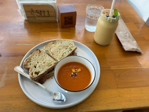 Mozzarella pesto sandwich and coconut breeze smoothiee   at Sulá Cafetería in Heredia