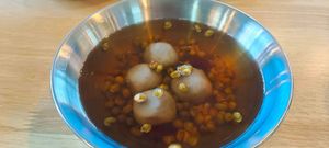sesame balls in ginger syrup  at Sun Mangsawirat Sun Baht - ศูนย์มังสวิรัติสูญบาท in Nakhon Pathom