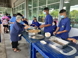 market outside   at Sun Mangsawirat Sun Baht - ศูนย์มังสวิรัติสูญบาท in Nakhon Pathom