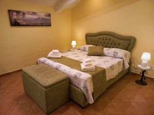 Green Double room with ensuite bathroom at La Gemma in Naples