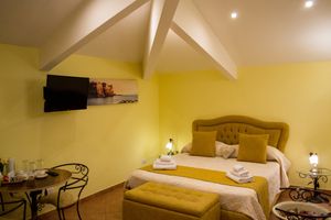 Triple room with ensuite bathroom (double bed + single bed) at La Gemma in Naples