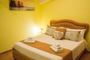 Orange Double room with ensuite bathroom at La Gemma in Naples