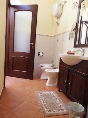 Ensuite bathroom for Orange Double room at La Gemma in Naples