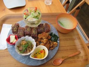 The Sushi platter at Loving Hut - Nishinippori in Tokyo
