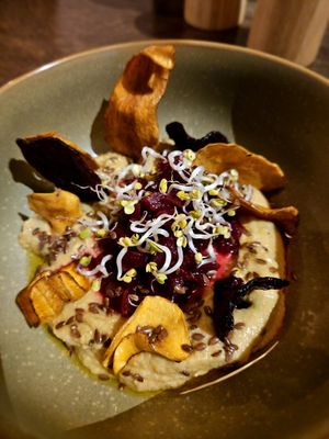 Hummus mit Rote Bete und Gemüsechips at WildLand in Wietze