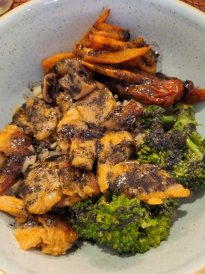 Bowl with mushrooms, broccoli, sundried tomatoes, and jasmine rice!! at Green & Burger in Sant Feliu De Guixols