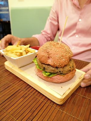 Smile burger at Green & Burger in Sant Feliu De Guixols