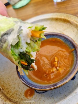 Sommerrolle mit Erdnussdip at Loy Vegan in Trier