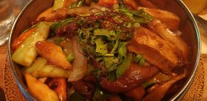 Banh Udon Hap: Udonnudeln, gedämpft, mit Tofu, Seitan, Gemüse, Pilze und Koriander at Loy Vegan in Trier